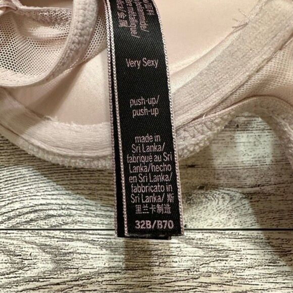 VICTORIA’S SECRET VERY SEXY PUSH UP & STAR EMBROIDERED V-STRING THONG 32B/SMALL - Picture 10 of 16